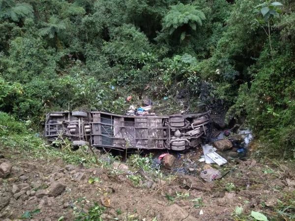 Bolivia: al menos 20 muertos y 13 heridos en accidente de autobús