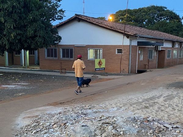 Compañeros en las buenas y en las malas: perro lo acompaña al hospital