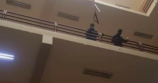 La Nación / Al menos cinco estudiantes mueren al caer del cuarto piso en universidad boliviana