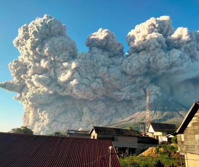 Impresionante erupción del volcán Sinabung