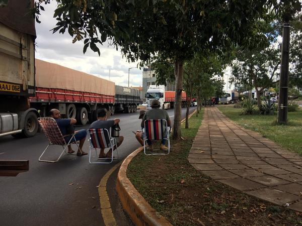 Pulseada de camioneros y comerciantes que cierran acceso al puerto deriva en caos vial en capital de Itapúa - ADN Digital