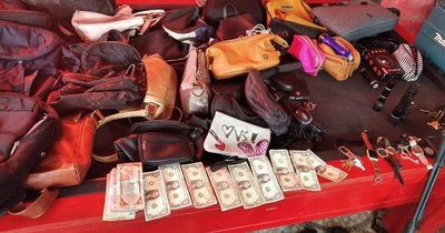 La Nación / Detienen a “tortoleros” en la Chacarita, tenían varias carteras de sus víctimas
