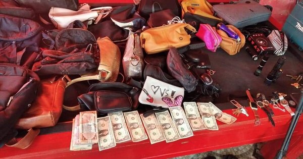 La Nación / Detienen a “tortoleros” en la Chacarita, tenían varias carteras de sus víctimas