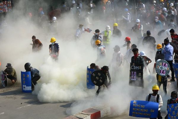 Fuerzas de seguridad birmanas disparan contra opositores al golpe - Mundo - ABC Color