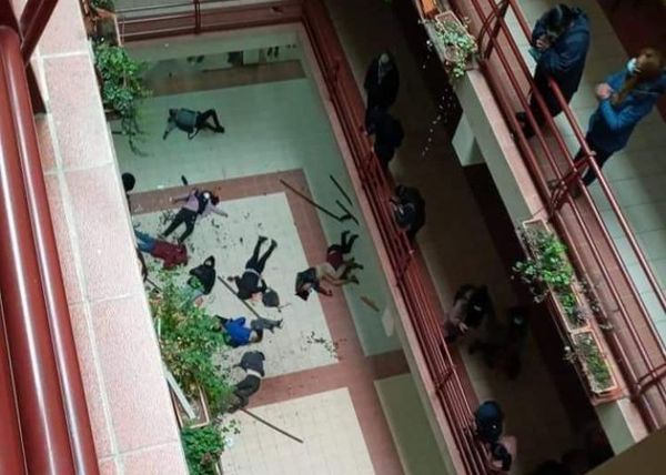 Unos 5 estudiantes mueren al caer de un cuarto piso en universidad boliviana