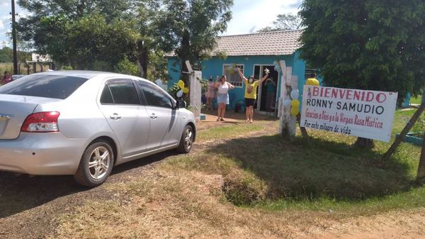 Reciben con globos y aplausos a policía que venció al covid-19 - Nacionales - ABC Color