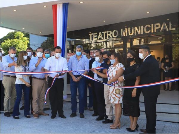 Mario Abdo inaugura obras de refacción del Teatro Municipal de Caacupé