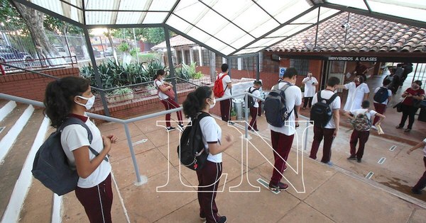 La Nación / Estudiantes retornan en forma gradual a clases en modo covid