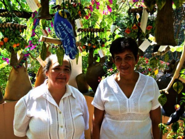 Aves  y vegetación del Paraguay moldeadas en delicada cerámica