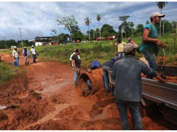 En San José Obrero los pobladores reparan  caminos