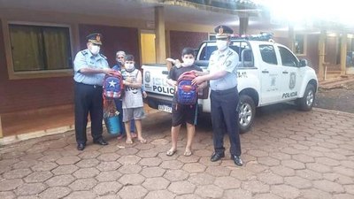 Crónica / Polis regalan mochilas a peques lustrabotas