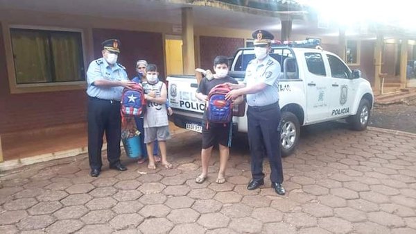 Crónica / Polis regalan mochilas a peques lustrabotas