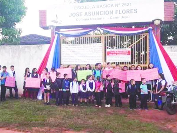Padres cerraron un cole para que los profes no den clases