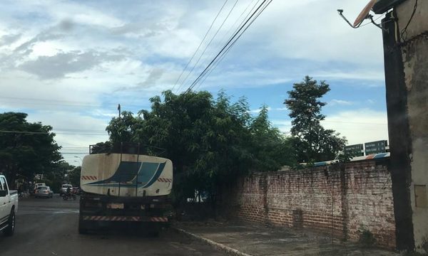 Camión obstruye el paso en Franco, está estacionado desde hace varias semanas