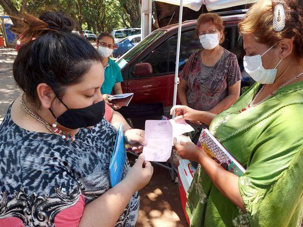 Familias desesperadas por salvar a su gente del COVID