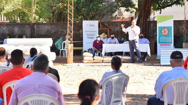 Productores de Caazapá reciben kits de producción avícolas - Noticiero Paraguay