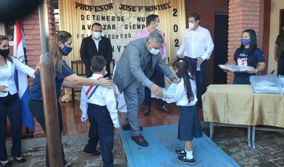 Villarrica: Gobernador entregó kits de termómetros digitales a escuela - Noticiero Paraguay