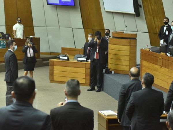 Jura reemplazo de Robert Acevedo en la Cámara de Diputados