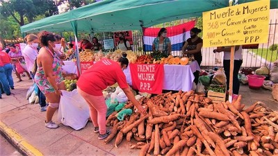 Mujeres campesinas donan alimentos a familias de Asunción y condenan la miseria generada por el machismo - La Mira Digital