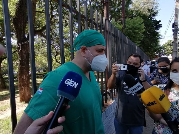 Personal de blanco del INERAM se une al grito desesperado por medicamentos | OnLivePy