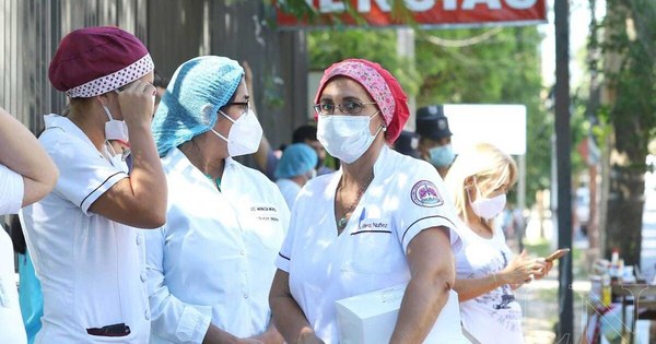 La Nación / Personal de blanco se moviliza frente al Ineram: “No queremos ser cómplices de asesinato”
