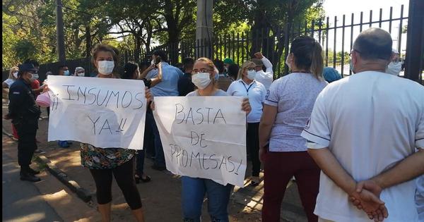 Enfermeras se manifiestan frente al Ineram, exigiendo insumos