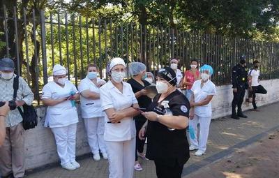 Ante la falta de insumos y medicamentos, enfermeras se manifiestan frente al Ineram