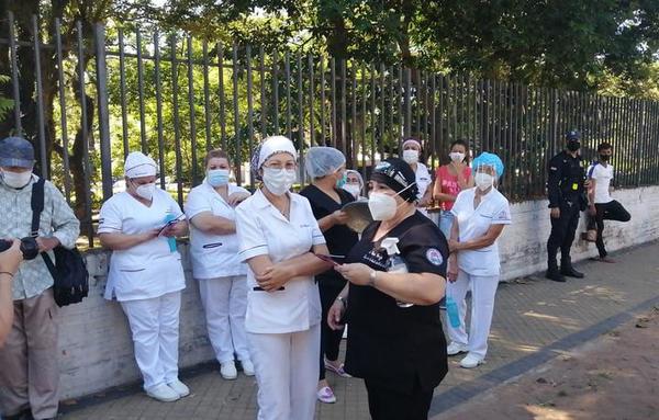 Ante la falta de insumos y medicamentos, enfermeras se manifiestan frente al Ineram