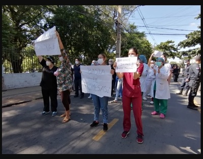 Familiares de pacientes y profesionales de blanco reclaman medicamentos
