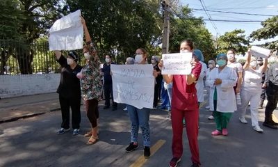 Grito desesperado: Enfermeros y familiares de pacientes con covid salieron a exigir medicamentos