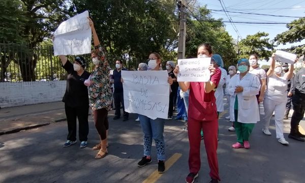 Grito desesperado: Enfermeros y familiares de pacientes con covid salieron a exigir medicamentos