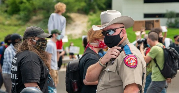 El polémico mandato del gobernador de Texas: ya no es obligatorio usar mascarilla en espacios públicos - C9N