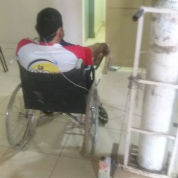 Hospital de Caacupé en crisis: pacientes esperan en pasillos de urgencia con balones de oxígeno