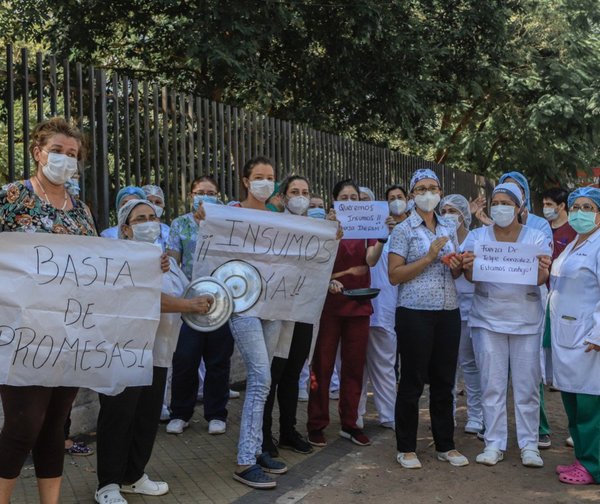 Médicos dicen “basta” y protestan junto a familiares de pacientes