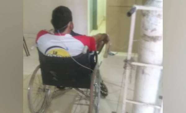 Diario HOY | Pacientes esperan en pasillo de urgencias con balones de oxígeno en Hospital de Caacupé