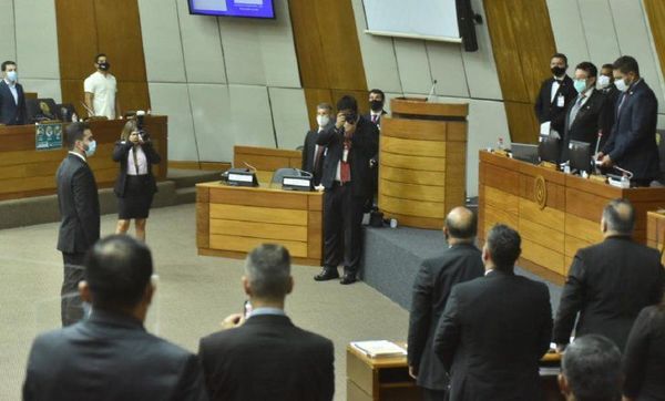 Jura reemplazo de Robert Acevedo en la Cámara de Diputados