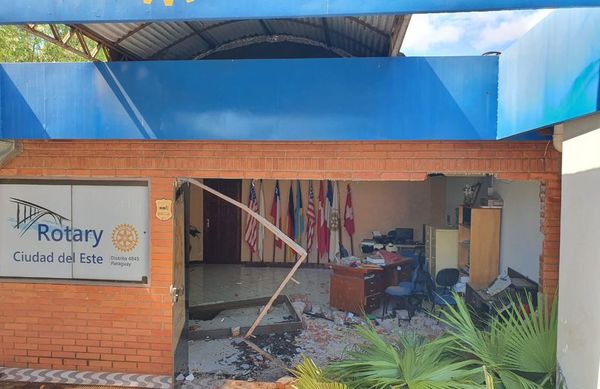 Chocan y destruyen fachada del Rotary en CDE - ABC en el Este - ABC Color