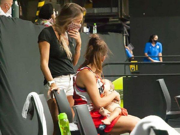 Jugadora de baloncesto emociona por amamantar durante el partido
