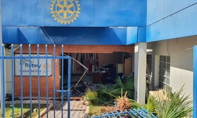 Automovilista choca contra local de Rotary y huye