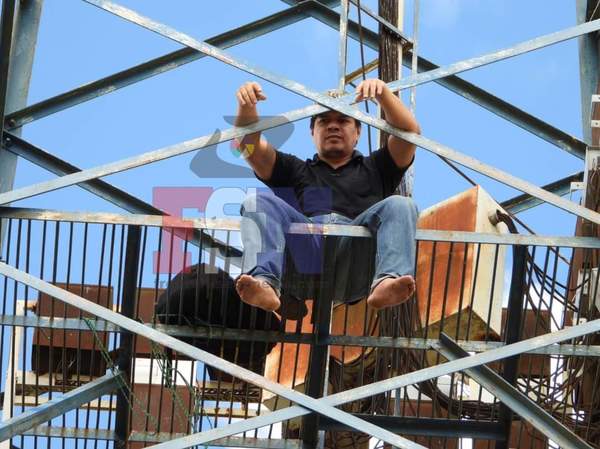 Subió a una torre y exige hablar con el presidente de USA – Prensa 5
