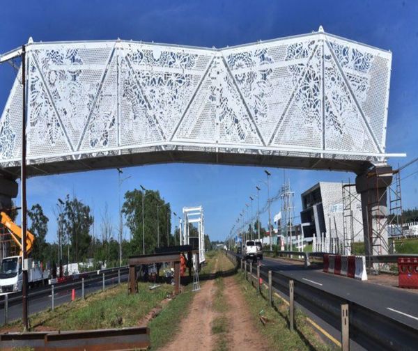 Gobierno gasta millones en ridículo puente, en lugar de comprar medicamentos