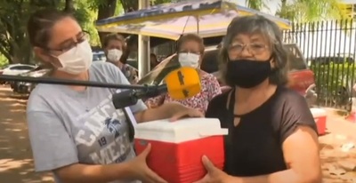 Mujer que perdió a su marido por covid dona medicamentos en el INERAM - Noticiero Paraguay