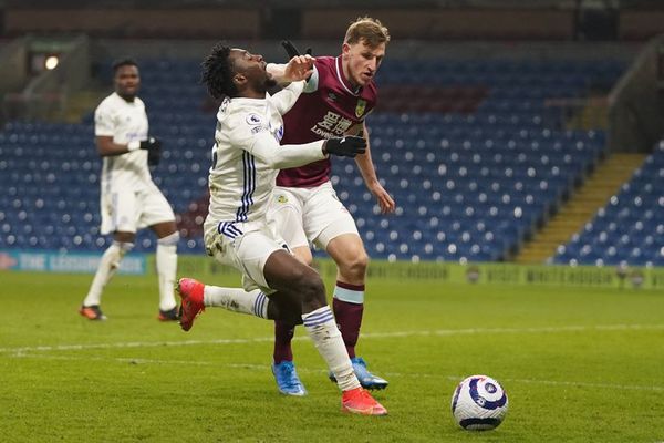 Leicester se deja dos puntos ante Burnley y da aire a sus perseguidores - Fútbol - ABC Color