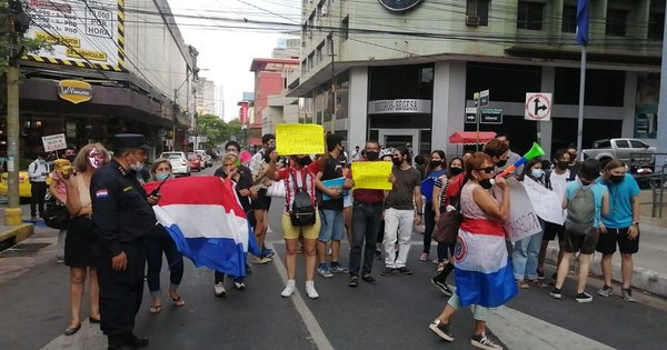 La Nación / Ciudadanía se manifiesta frente al MOPC y rechaza “extorsión” de transportistas