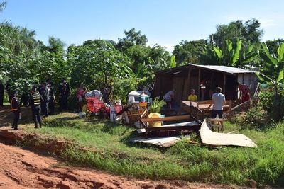 Invasores abandonaron pacíficamente un inmueble privado en Luque - Nacionales - ABC Color