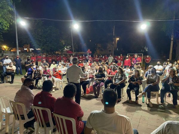 Concejal de Asunción criticado por aglomeración y no usar tapabocas en acto político