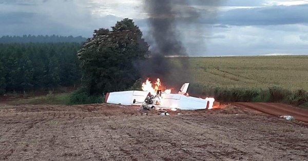 La Nación / Dos personas fallecen al precipitarse avioneta a tierra