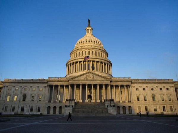 Cámara Baja de EEUU suspende sesión ante alerta en el Capitolio
