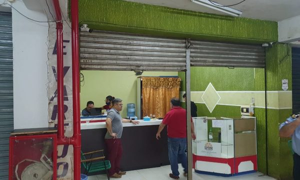 Asaltan a cambistas en el microcentro de CDE, delincuentes portaban insignia policial