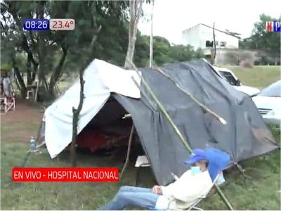 Familiares de pacientes golpeados por intensas lluvias